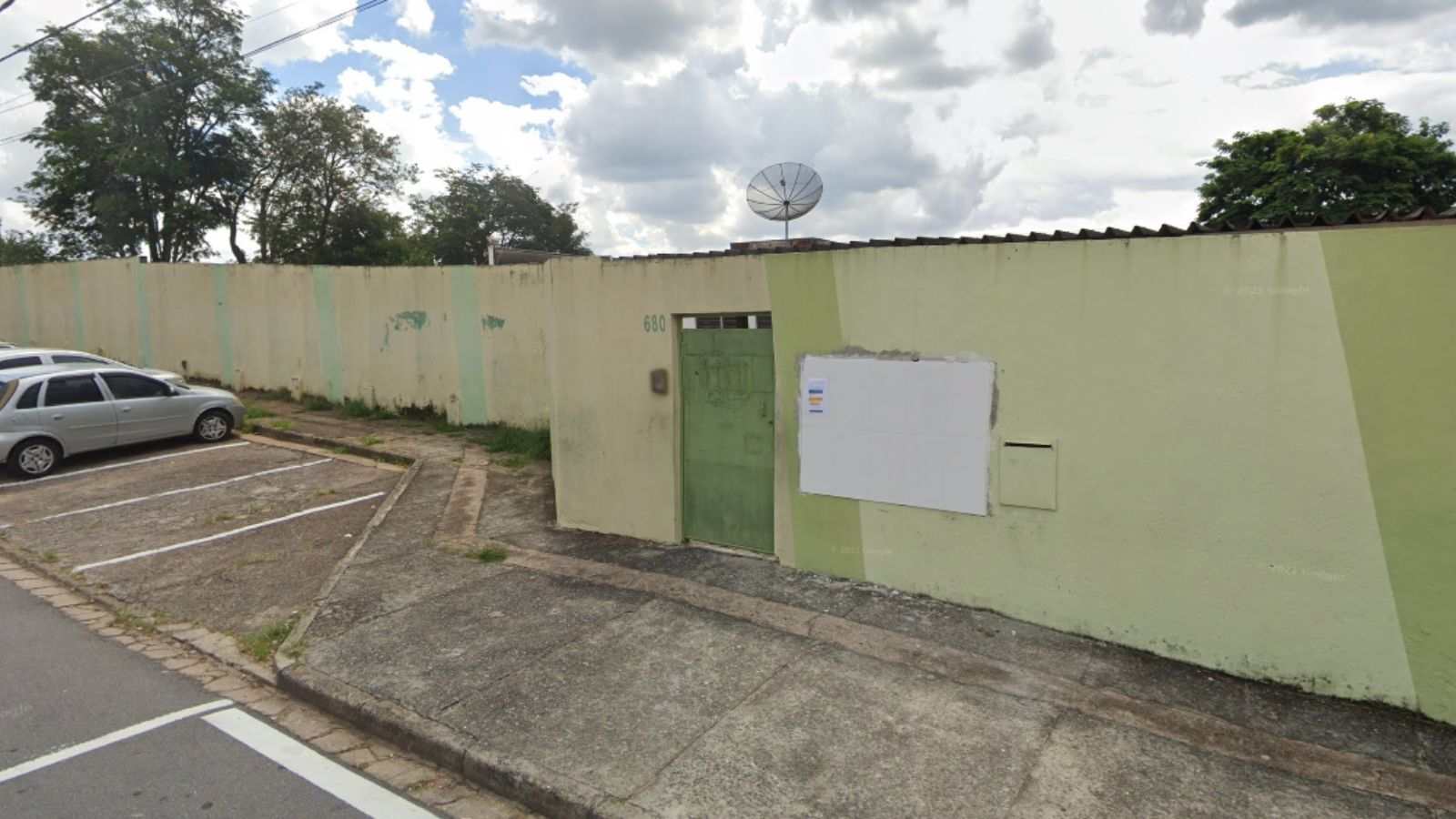 Fachada da Escola Estadual Professor Luiz Rivelli.