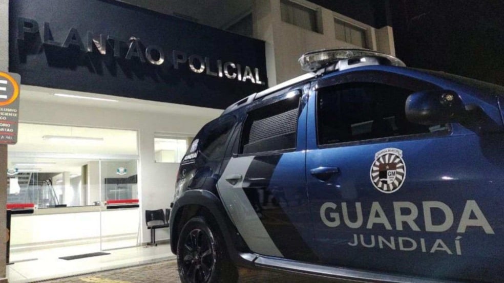 Viatura da Guarda Municipal de Jundiaí em frente ao Plantão Policial.