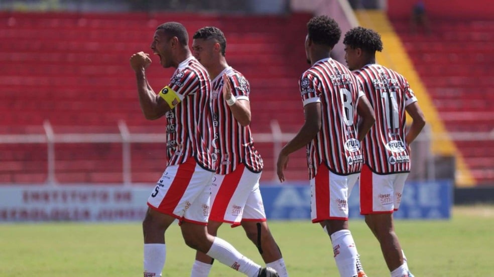 Lucas Silva e outros jogadores do time jundiaiense.