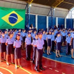 Alunos em escola c&iacute;vico-militar.