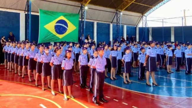 Alunos em escola cívico-militar.