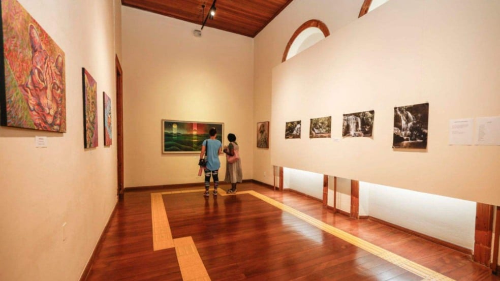Pinacoteca de Jundiaí com mostra de arte.