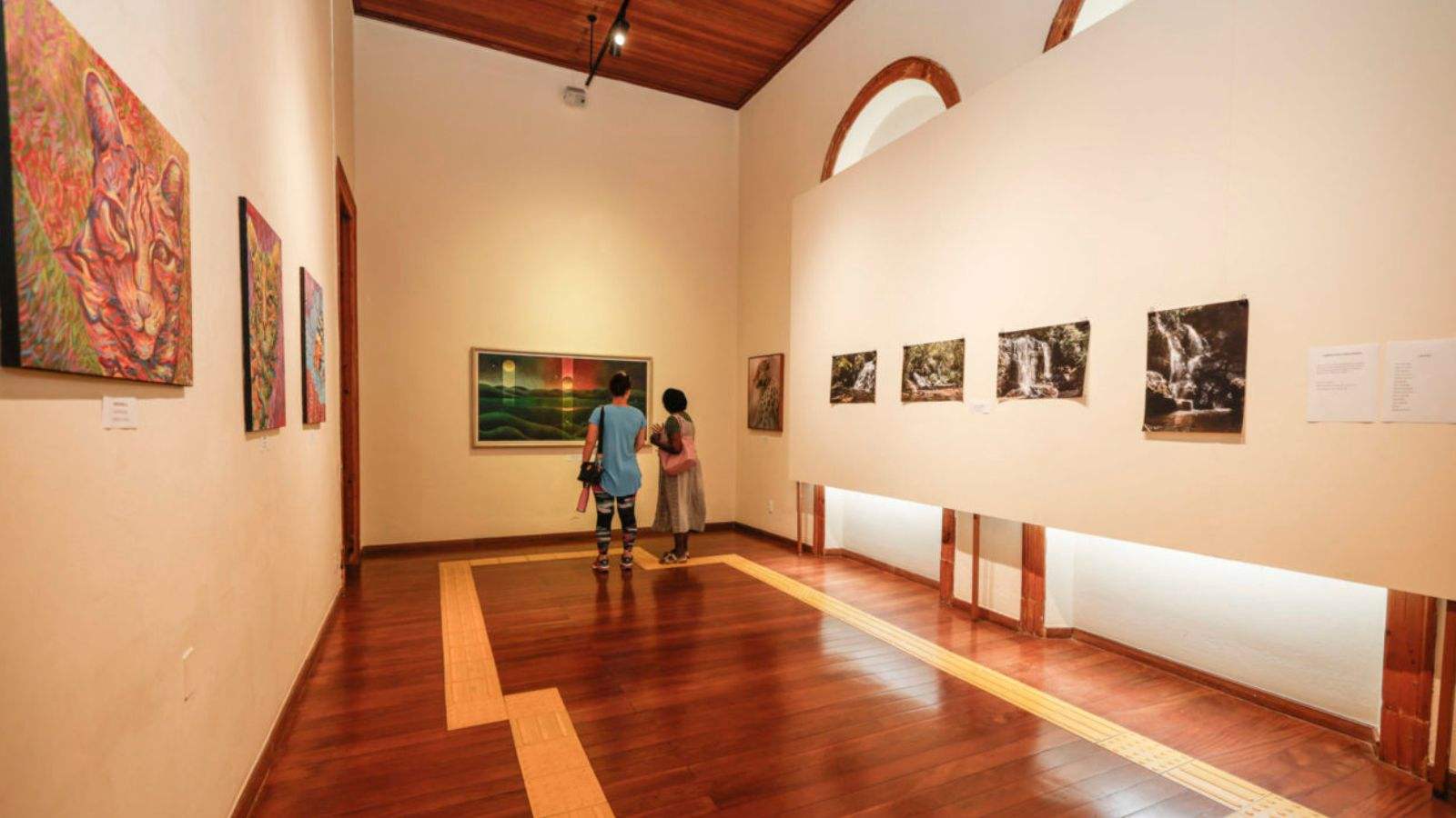 Pinacoteca de Jundiaí com mostra de arte.