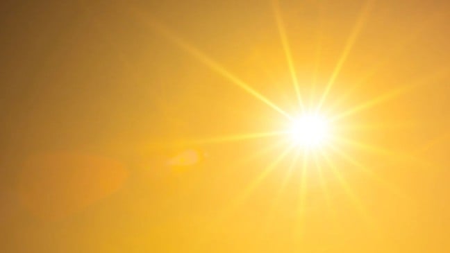 Sol bem alaranjado, remetendo ao calor.