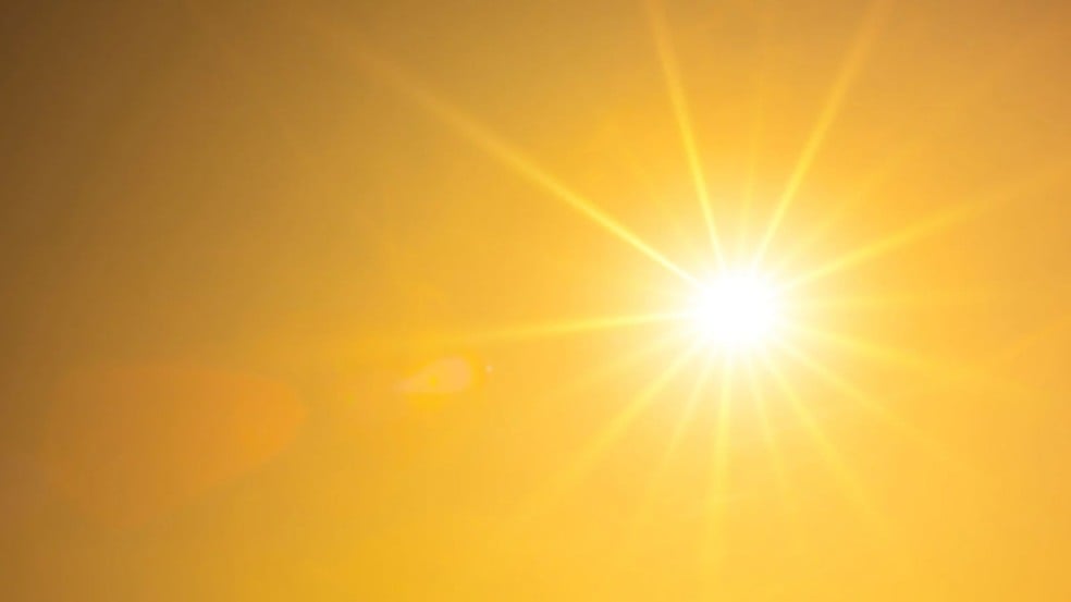 Sol bem alaranjado, remetendo ao calor.