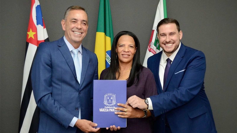 Sueli, junto de prefeito e vice de Várzea Paulista.
