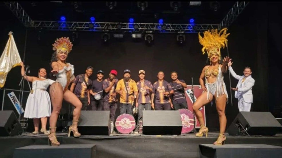 Grupo de samba com dançarinas.