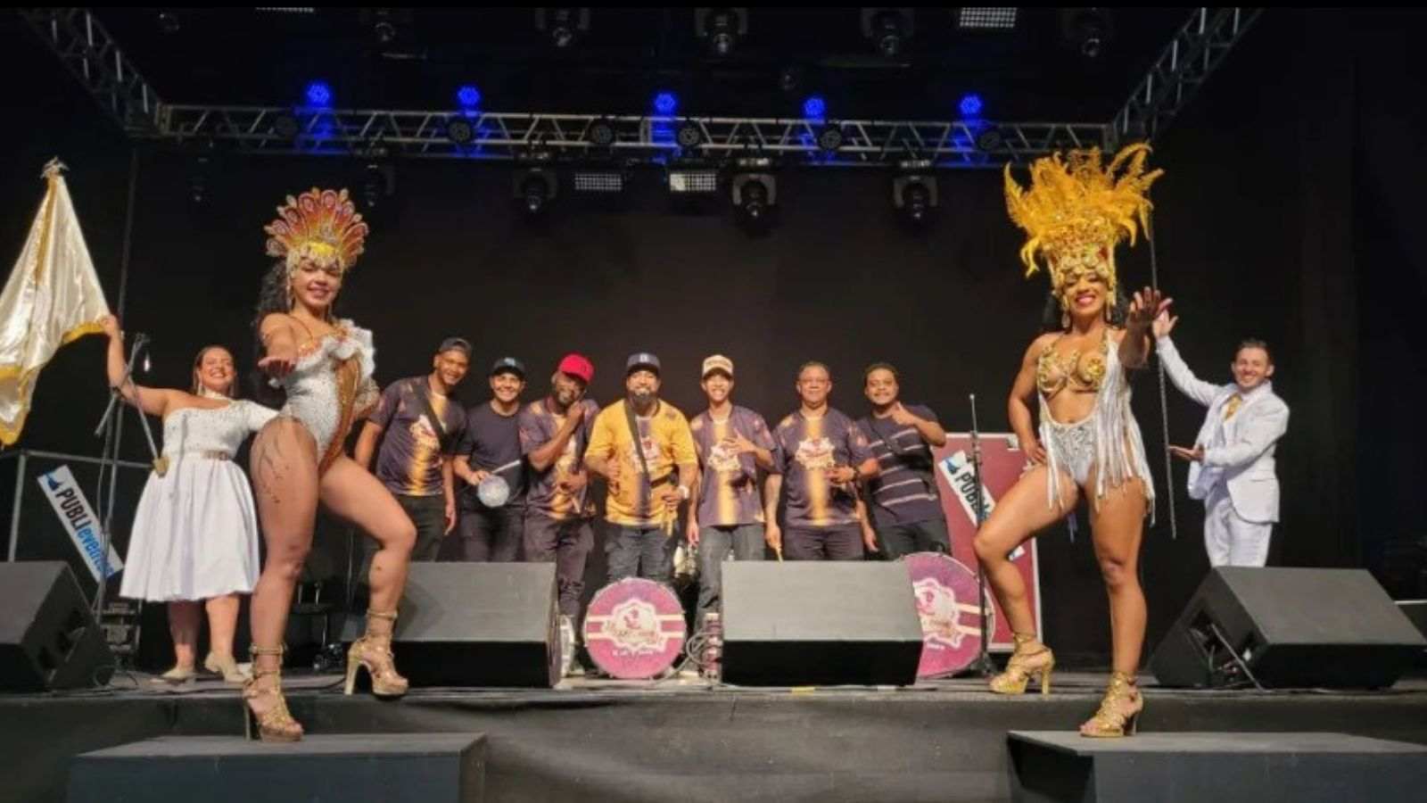 Grupo de samba com dançarinas.