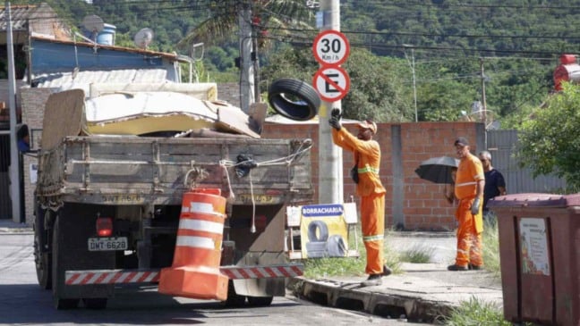 Coletores recolhendo material que acumula água parada.