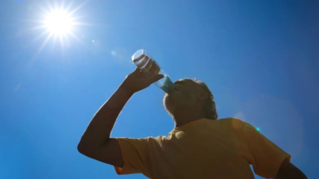 Idoso bebendo água.