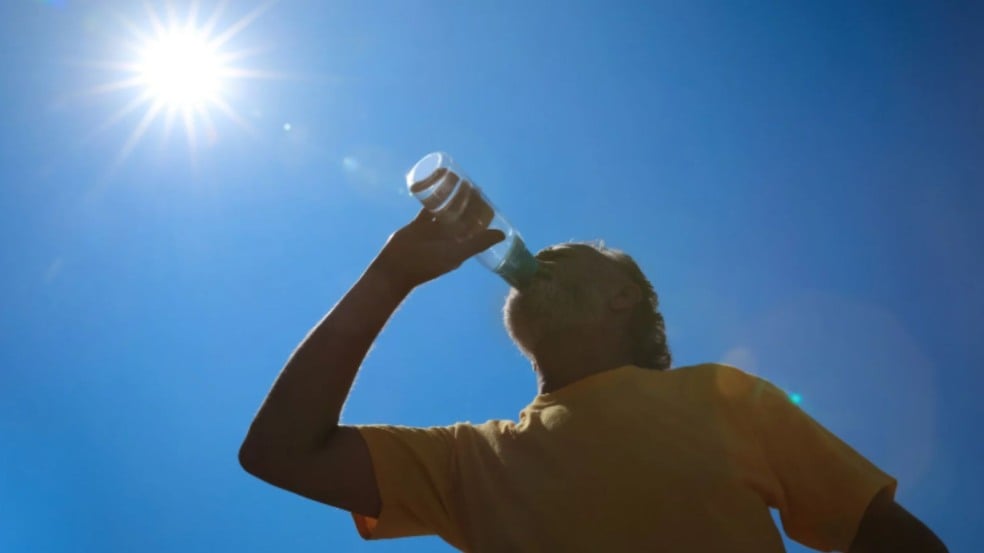 Idoso bebendo água.