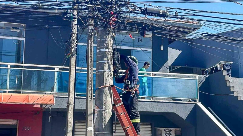 Profissional organizando fiação em ruas.