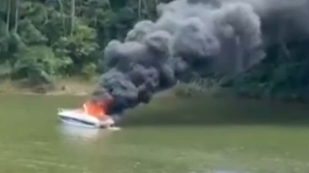 Lancha em chamas na represa de Nazaré Paulista.