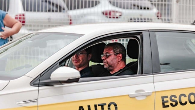 Pessoa tirando habilitação.