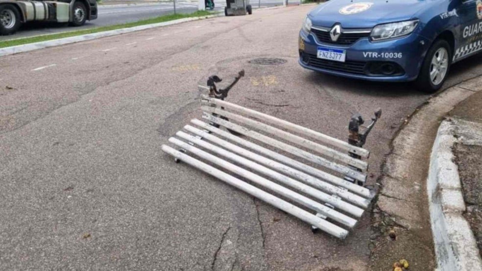 Banco caído em rua.