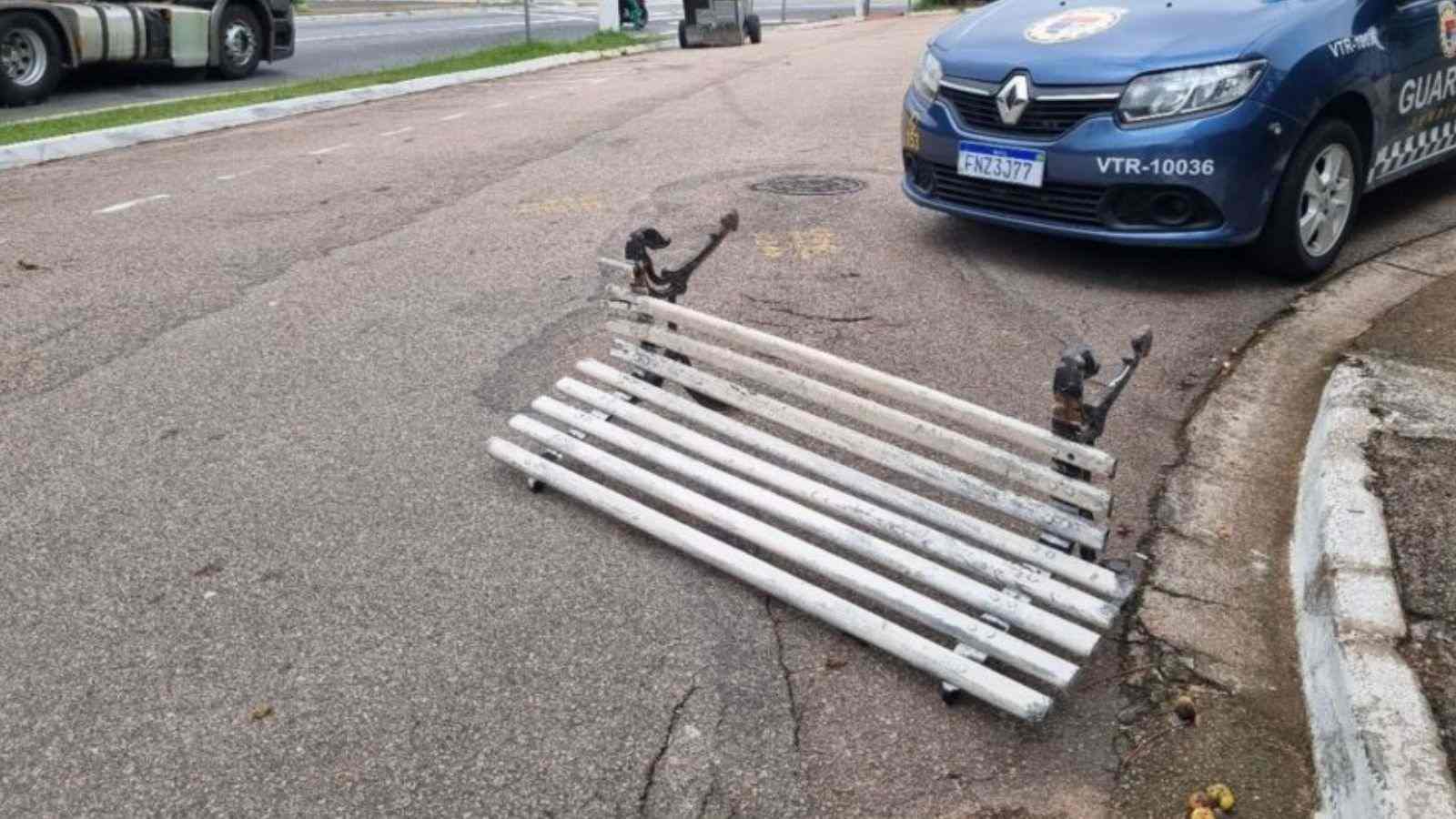 Banco caído em rua.