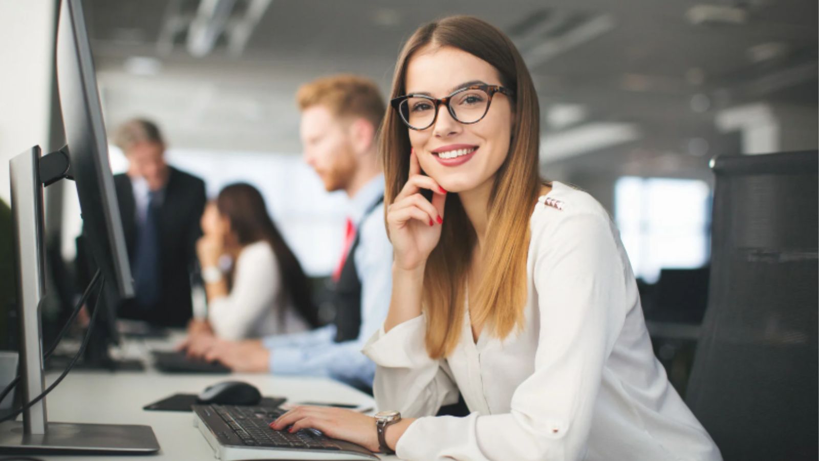 Mulher em frente à computador.