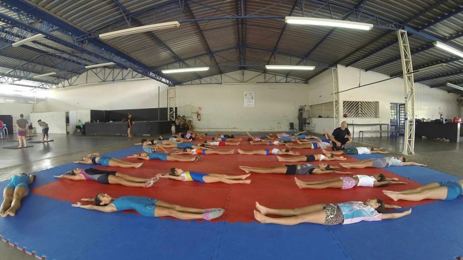 Mulheres fazendo atividade física.