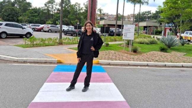 Faixa nas cores do movimento trans.