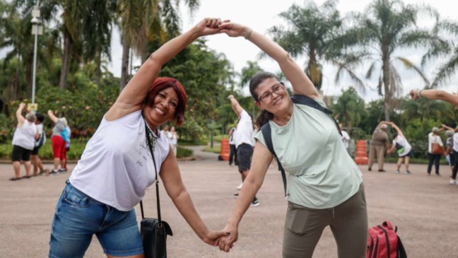 Mulheres se alongando em parque.