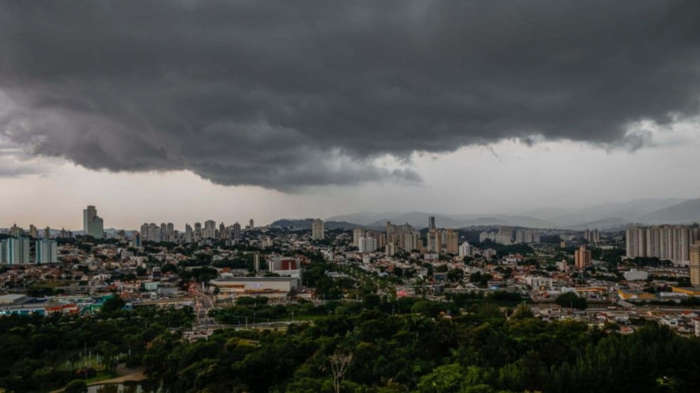 Tempo de chuva em Jundiaí.