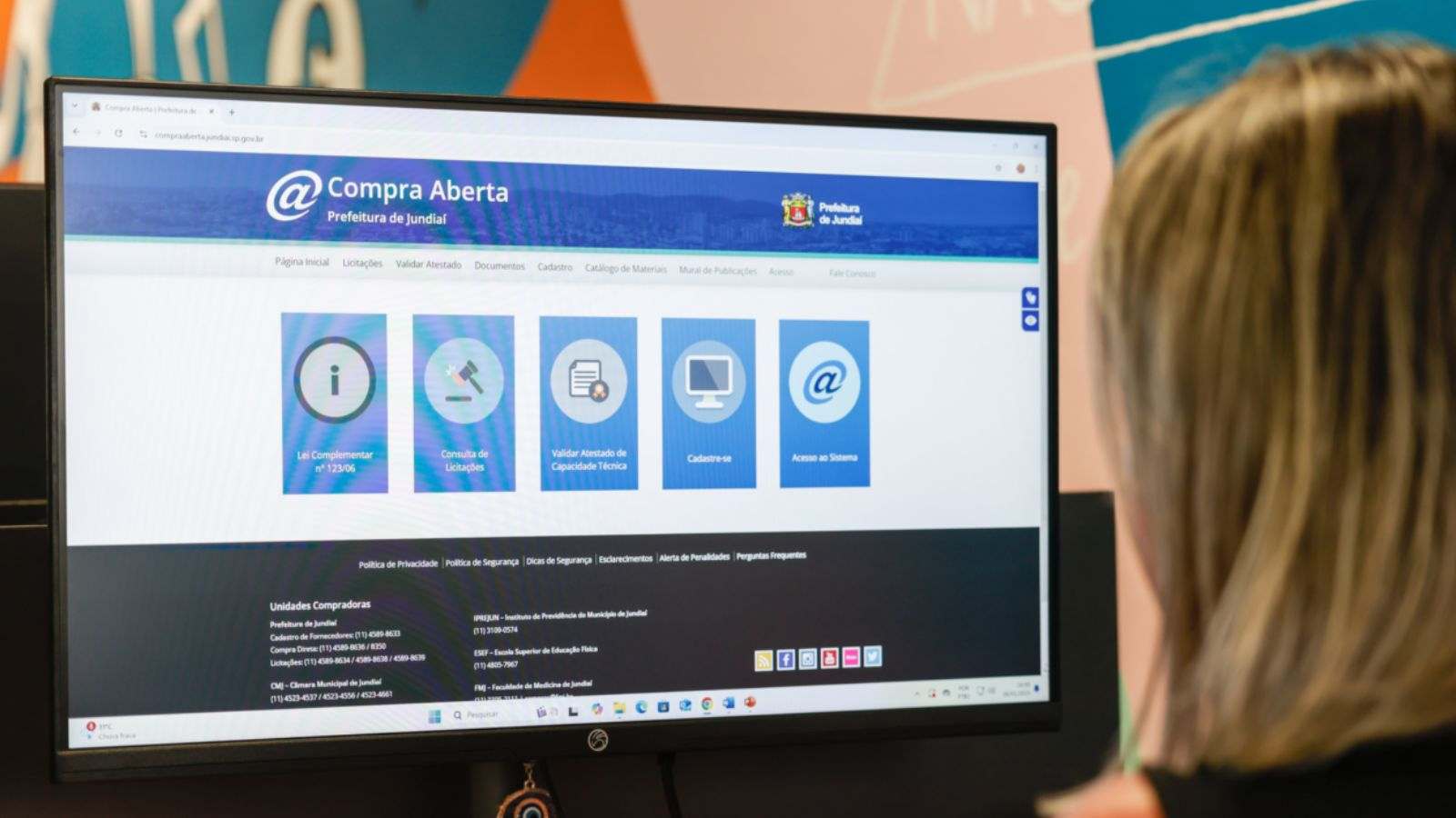 Mulher acessando o site Compra Aberta.