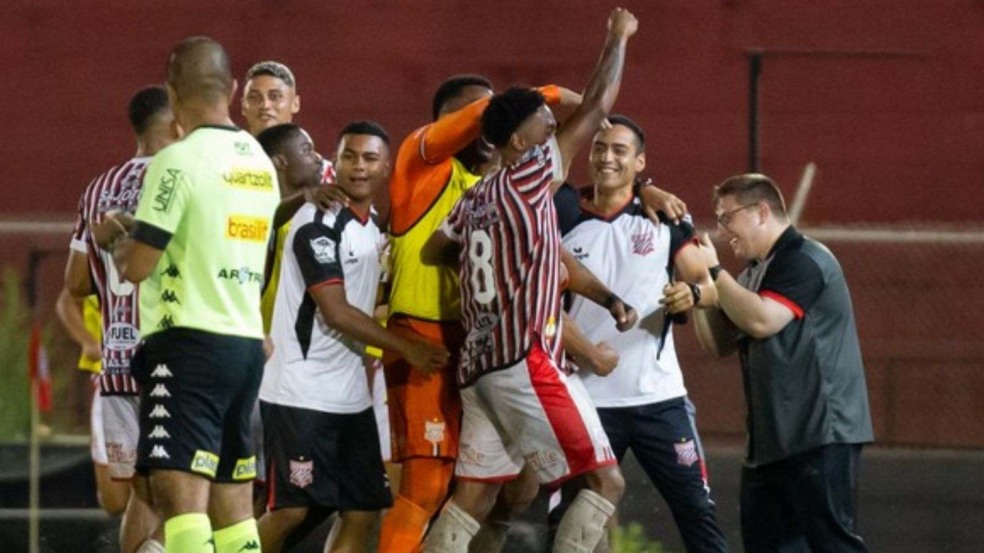 Time do Paulista de Jundiaí comemorando vitória.