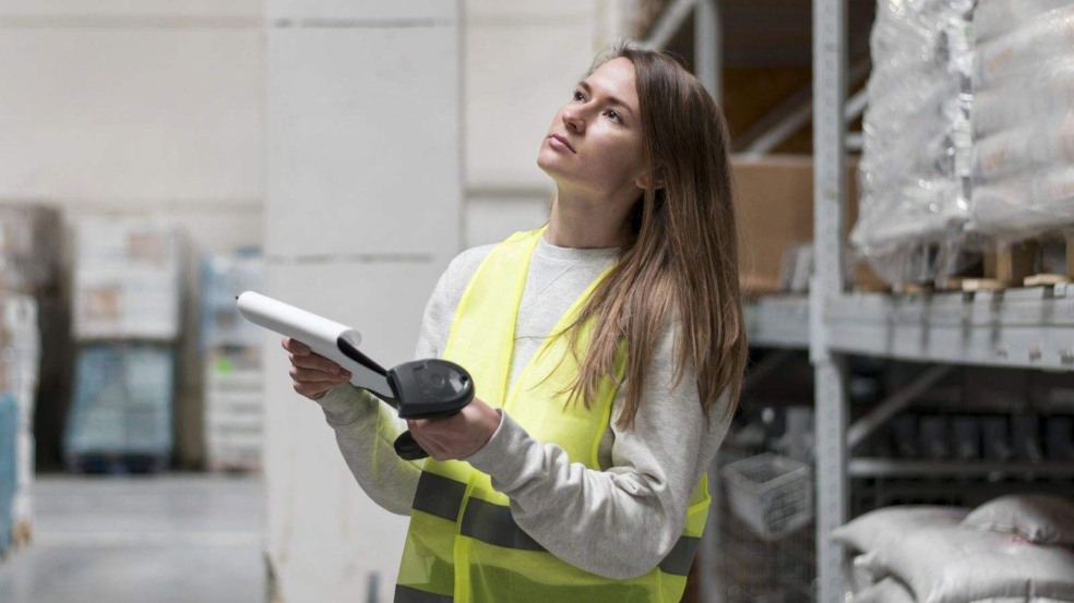 Profissional trabalhando em almoxarife