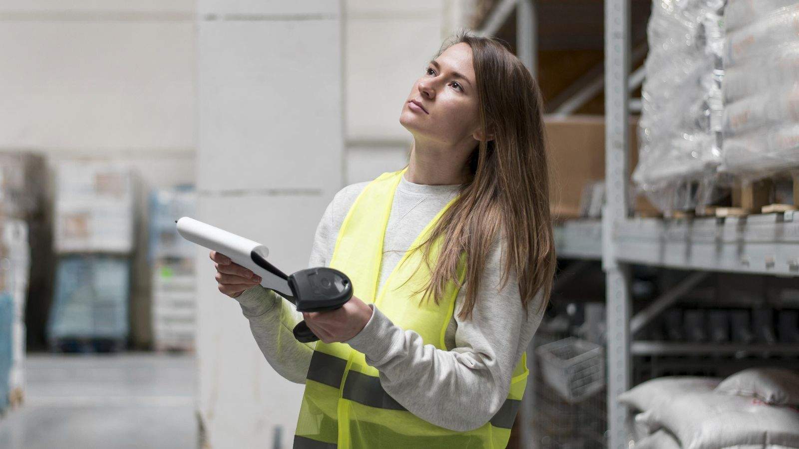 Profissional trabalhando em almoxarife