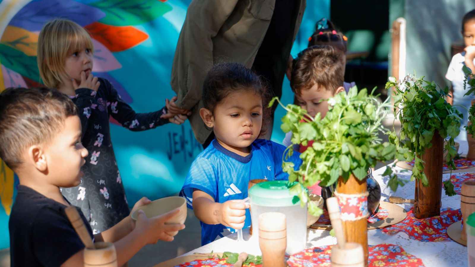 Crianças comendo lanche.