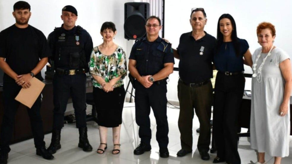 Autoridades presentes em cerimônia de homenagem à GM.