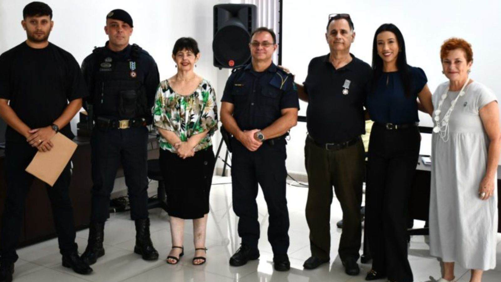 Autoridades presentes em cerimônia de homenagem à GM.
