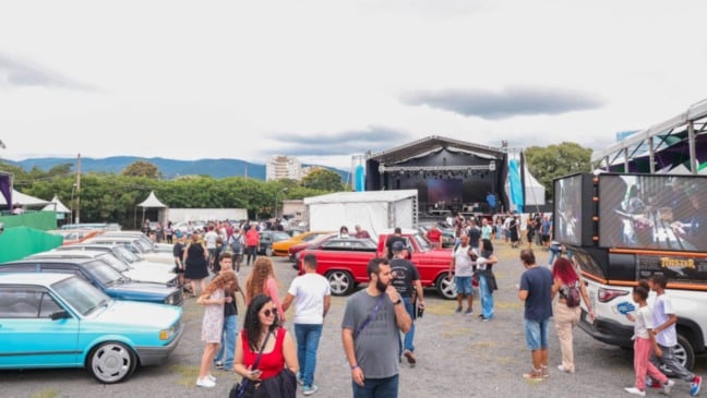 Exposição de carros antigos na Festa da Uva de Jundiaí de 2025.