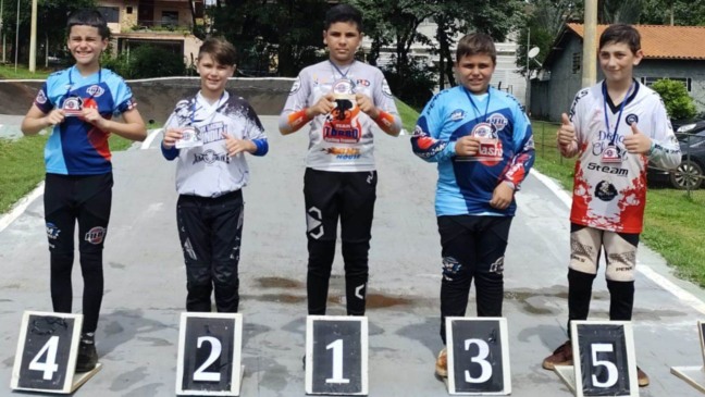 Atletas mirins de BMX