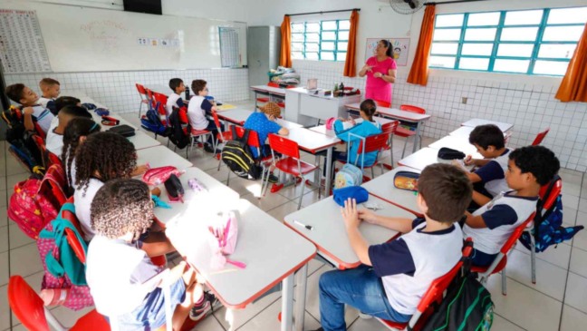Professora em sala de aula.