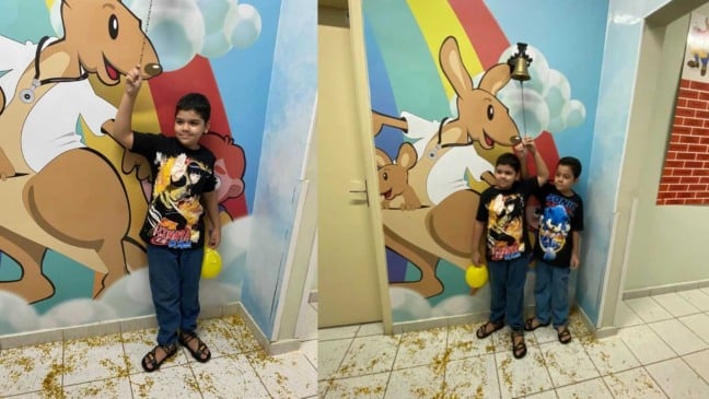 À esquerda, Enzo tocando o sino; à direita acompanhado de seu irmão gêmeo e doador, Pedro.