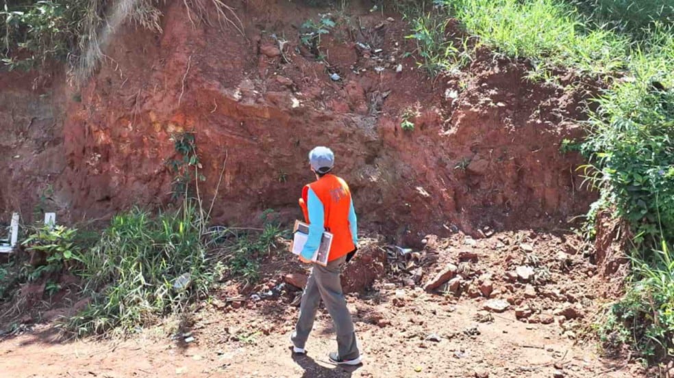 Profissional mapeando área de risco.
