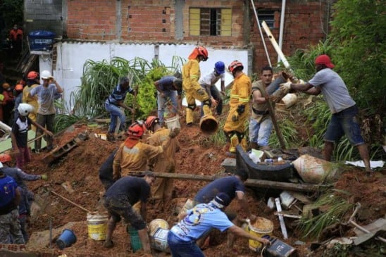Pessoas ajudando em deslizamento em Franco da Rocha