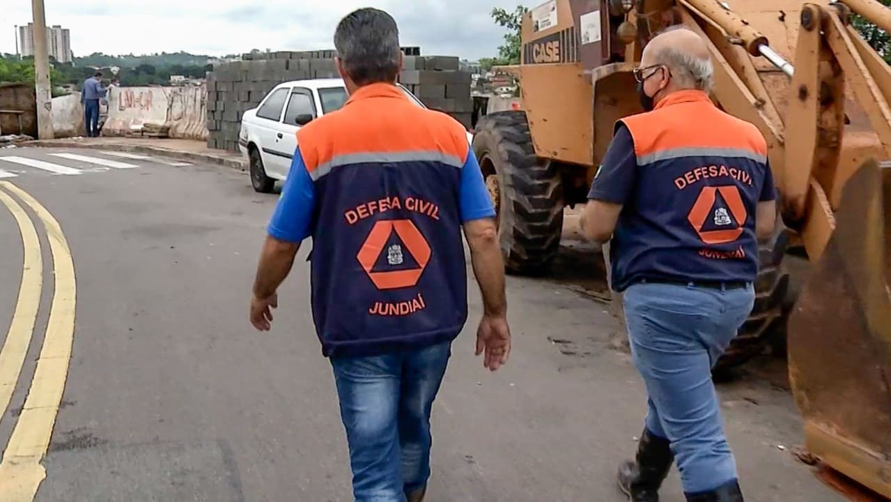 Equipe da Defesa Civil, na manhã desta terça-feira (1), em vistoria no bairro Jardim São Camilo (Foto: Prefeitura de Jundiaí)