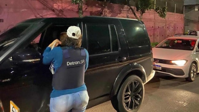 Ação em veículos.