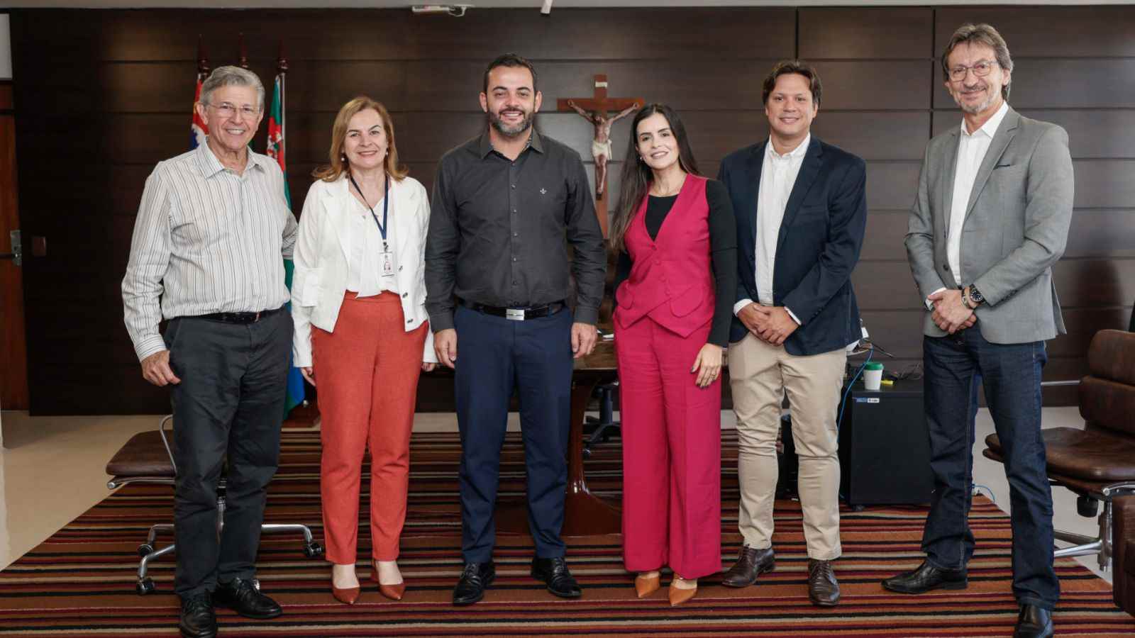 Representantes da DHL com autoridades jundiaienses.