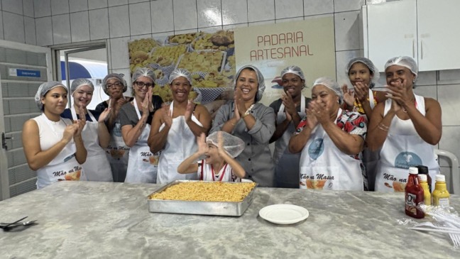 Mulheres em aula de culinária.