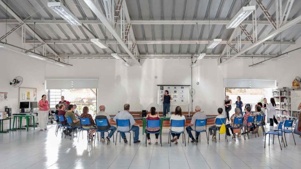 Sala com palestra. Sala com palestra.