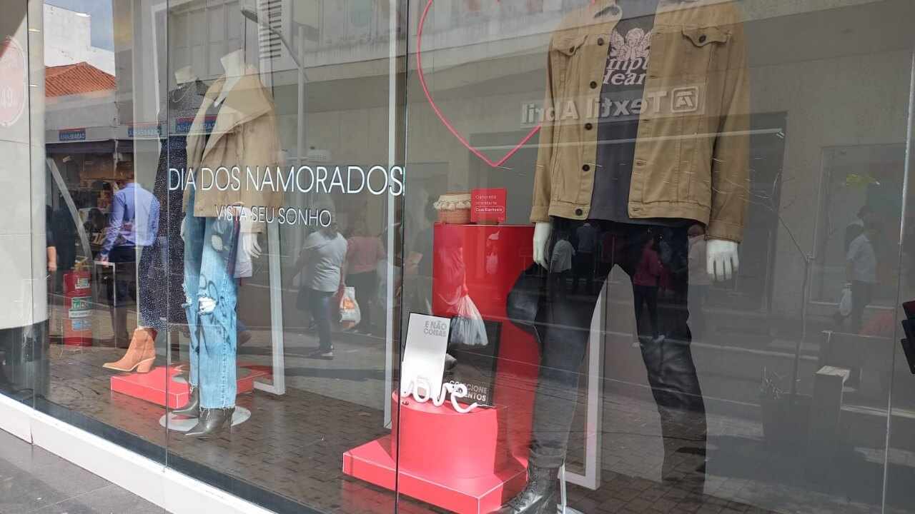 Vitrine das lojas no centro de Jundiaí