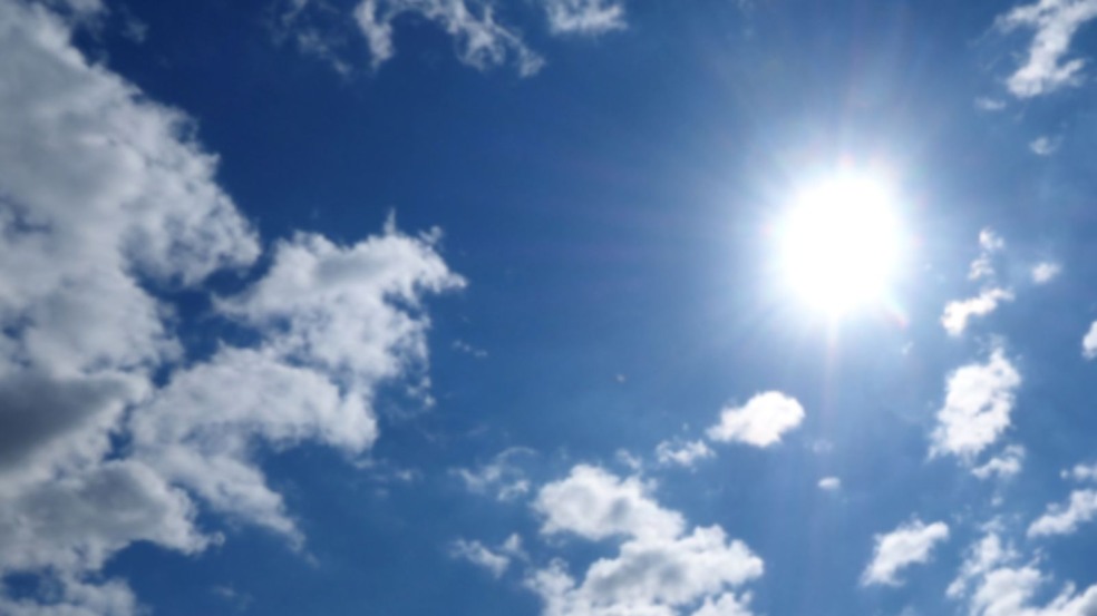 Céu com sol e nuvens.