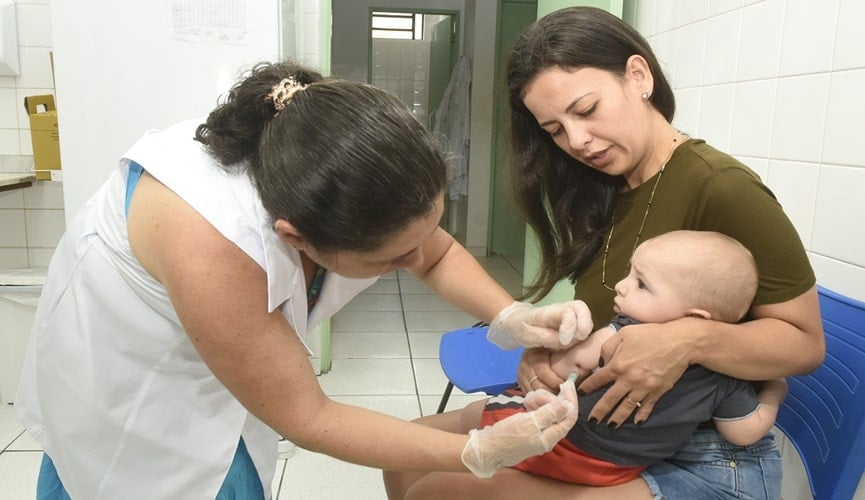 Foto de mulher aplicando vacina