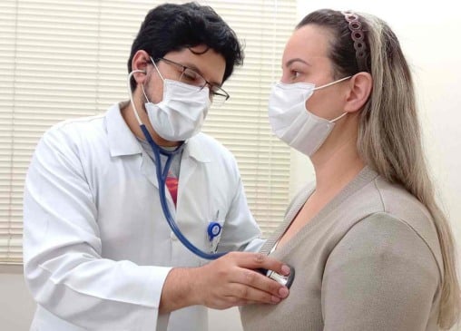 medico atendendo paciente