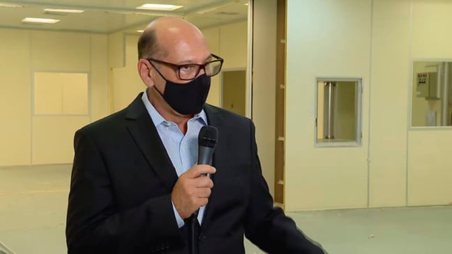 Dima Covas anuncia início da fábrica da vacina. (Foto: Divulgação/CNN)
