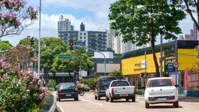 Carros circulando na Avenida Nove de Julho em Jundiaí.