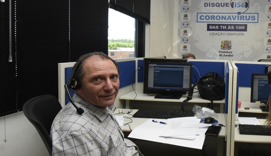 Foto de médico em central de atendimento